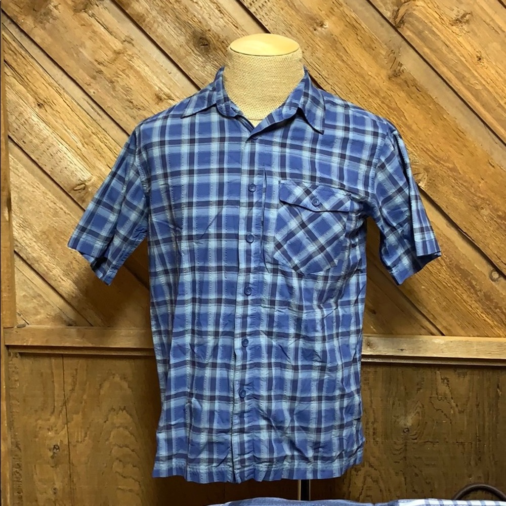 Royal Robbins blue shirt sleeve button down shirt